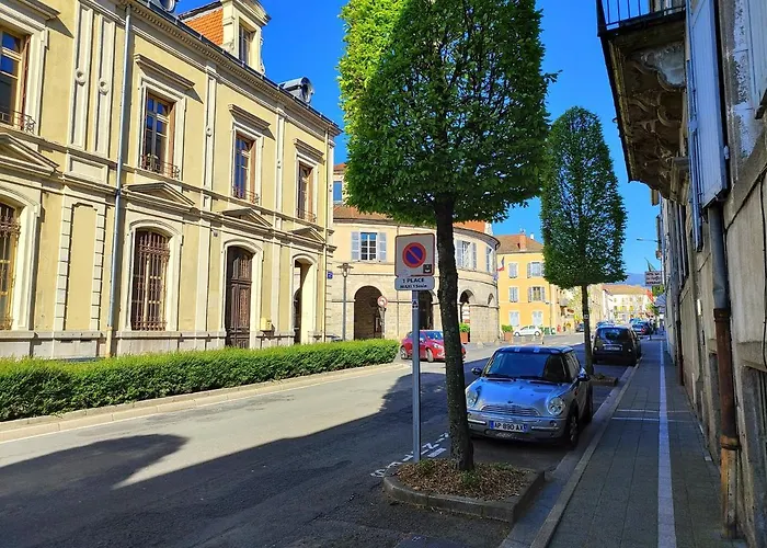 Chaleureuse Maison De Ville A Cote De La Mairie Ronde